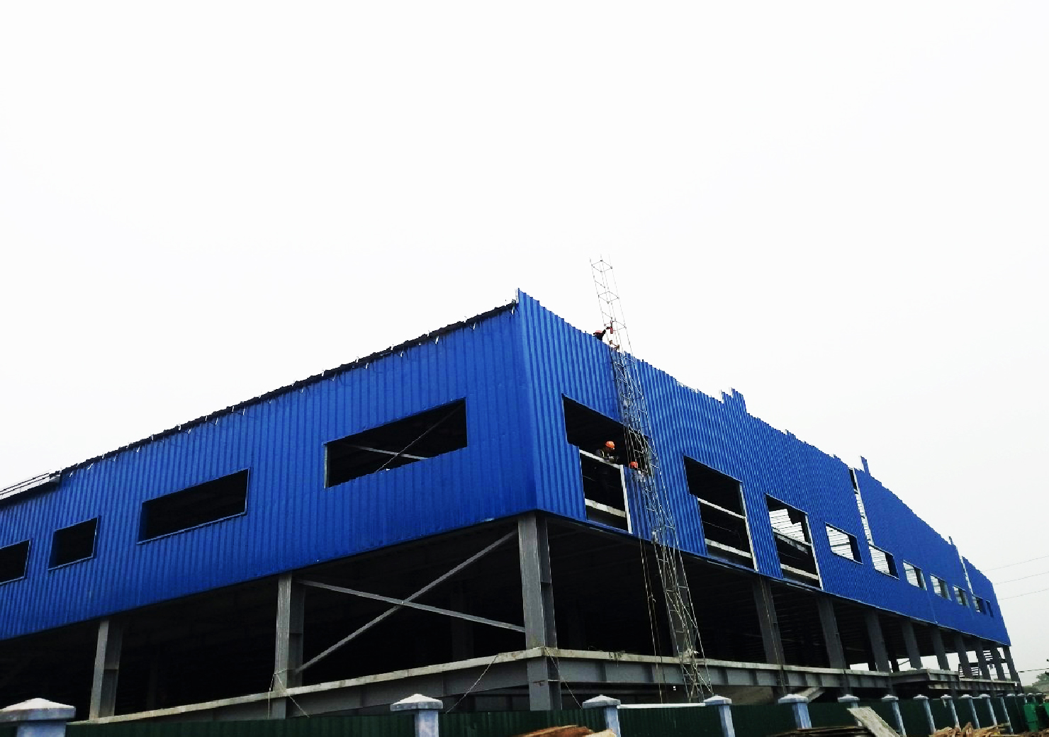 NHÀ MÁY SẢN XUẤT GIÀY DA XUẤT KHẨU SAO VÀNG